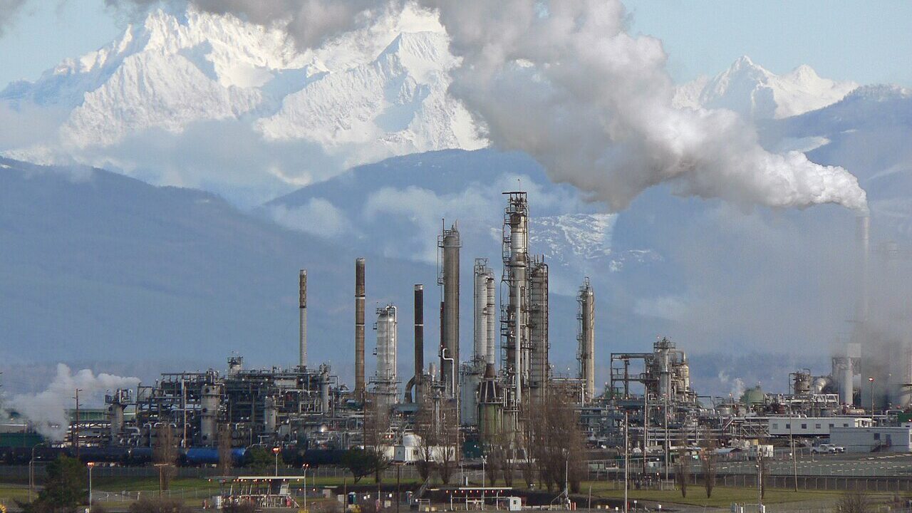 Oil refinery with distillation towers, the kind of energy infrastructure Ukraine has resumed targeting in Russia